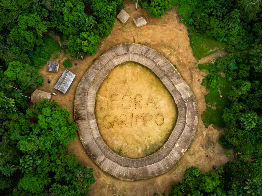 Durante protesto realizado no mês passado, índios formaram com seus corpos a expressão "Fora garimpo"