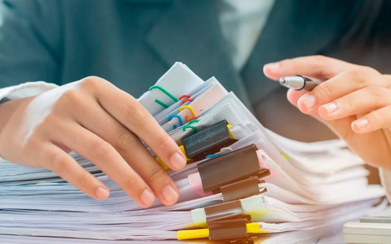 Processos admissionais burocráticos.